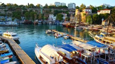Antalya, Türkiye - 10 Eylül 2022: Antalya Kaleici 'deki liman - Eski Antalya Kasabası, Türkiye. Yüksek kalite 4k görüntü