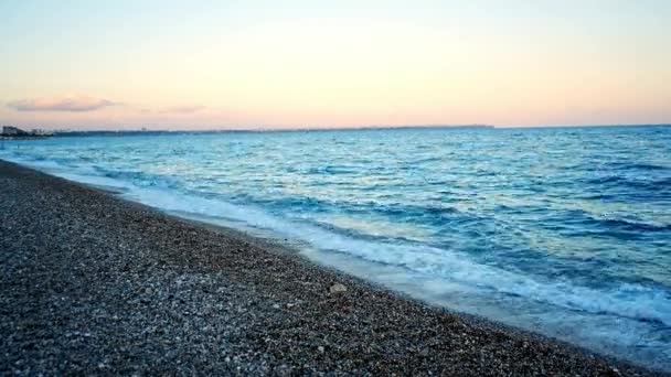 夕方の時間 トルコの日没の光で石のビーチと海の波 高品質4K映像 — ストック動画