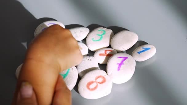 Mão Criança Conta Pedras Assinadas Por Números Método Alternativo Educação — Vídeo de Stock