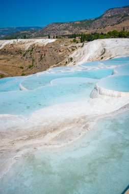 Türkiye 'de Pamukkale' nin beyaz geçitleri, kalsit kayalıkları. Yüksek kalite fotoğraf