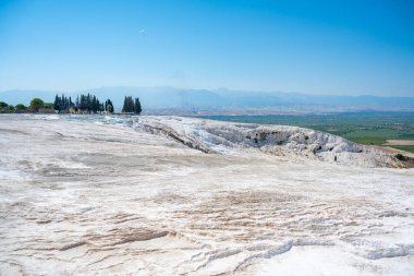 Pamukkale 'nin kalsit uçurumu, Türkiye' nin beyaz geçitleri. Yüksek kalite fotoğraf