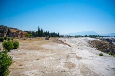 Pamukkale 'nin kalsit uçurumu, Türkiye' nin beyaz geçitleri. Yüksek kalite fotoğraf
