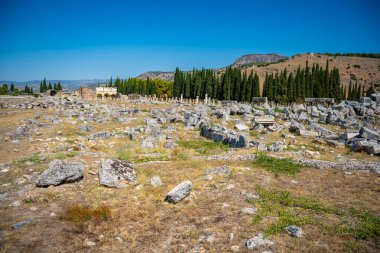 Türkiye 'nin Pamukkale ilinin Hierapolis kentindeki kalıntılar. Yüksek kalite fotoğraf