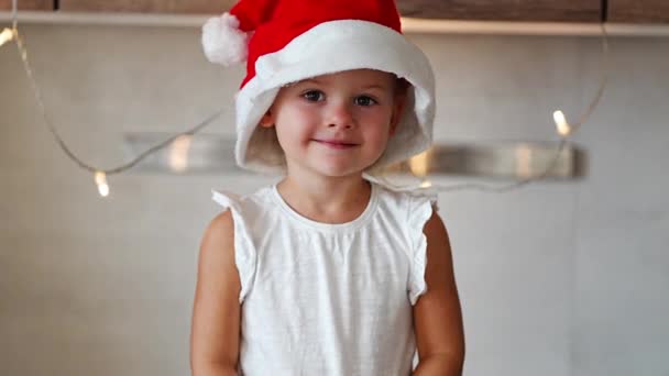 Kırmızı Şapkalı Beyaz Gömlekli Şirin Küçük Bir Kız Küçük Bir — Stok video