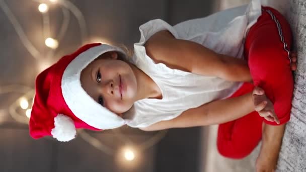 Una Linda Niña Con Sombrero Rojo Una Camisa Blanca Concepto — Vídeo de stock