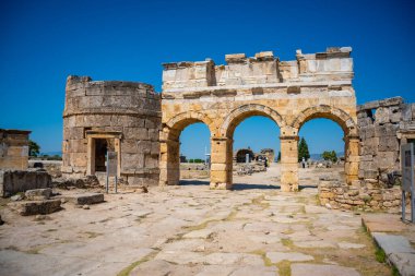 Hierapolis, Türkiye - 14 Eylül 2022: Eski Hierapolis, Pamukkale, Türkiye 'deki kalıntılar. Yüksek kalite fotoğraf