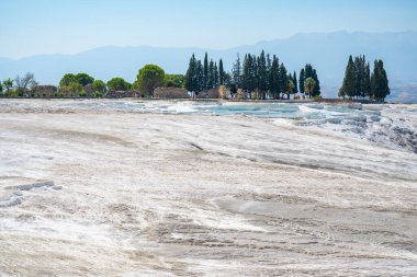Pamukkale 'nin kalsit uçurumu, Türkiye' nin beyaz geçitleri. Yüksek kalite fotoğraf