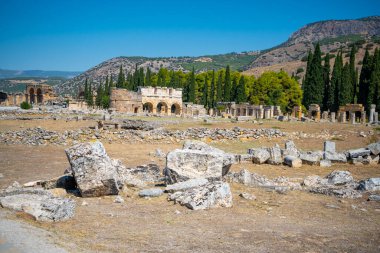 Türkiye 'nin Pamukkale ilinin Hierapolis kentindeki kalıntılar. Yüksek kalite fotoğraf