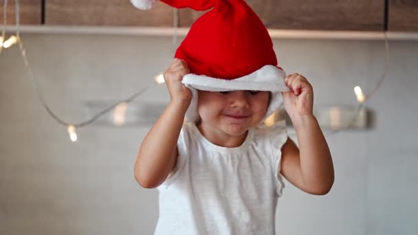 Kırmızı Şapkalı Beyaz Gömlekli Şirin Küçük Bir Kız Küçük Bir — Stok video