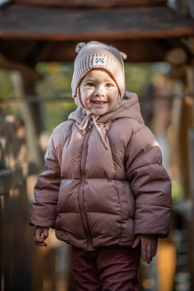 Boldog Kislány Játszik Ősszel Természet Séta Szabadban Cseh Köztársaság Kiváló — Stock Fotó