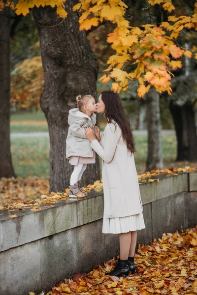 Niña Con Estilo Con Mamá Camina Parque Una Hermosa Chica — Foto de Stock