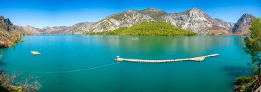Mountain Gölü. Oymapinar barajının arkasındaki zümrüt su deposu. Manavgat bölgesindeki Yeşil Kanyon, Türkiye. Yüksek kalite fotoğraf
