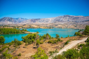 Mountain Gölü. Oymapinar barajının arkasındaki zümrüt su deposu. Manavgat bölgesindeki Yeşil Kanyon, Türkiye. Yüksek kalite fotoğraf