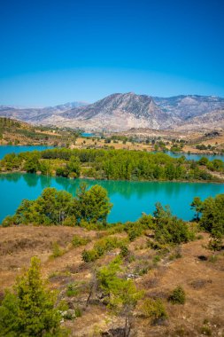 Mountain Gölü. Oymapinar barajının arkasındaki zümrüt su deposu. Manavgat bölgesindeki Yeşil Kanyon, Türkiye. Yüksek kalite fotoğraf