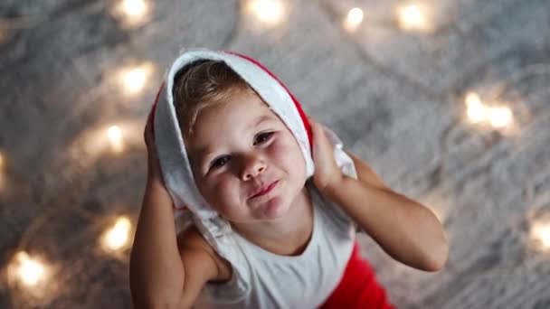 Słodka Dziewczynka Czerwonym Kapeluszu Białej Koszuli Koncepcja Świąteczna Małym Dzieckiem — Wideo stockowe