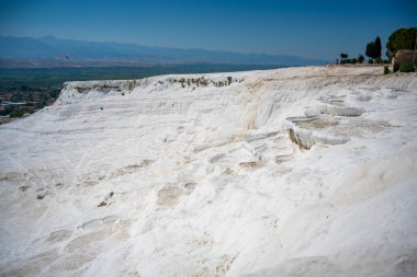 Pamukkale 'nin kalsit uçurumu, Türkiye' nin beyaz geçitleri. Yüksek kalite fotoğraf