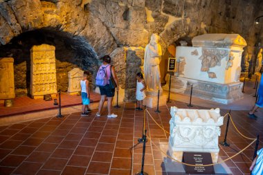 Denizli, Türkiye - 14 Eylül: Turistler Pamukkale, Türkiye 'deki Hierapolis Arkeoloji Müzesini ziyaret ettiler. Yüksek kalite fotoğraf