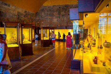 Denizli, Türkiye - 14 Eylül: Turistler Pamukkale, Türkiye 'deki Hierapolis Arkeoloji Müzesini ziyaret ettiler. Yüksek kalite fotoğraf