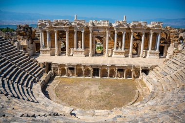 Türkiye 'nin Hierapolis kenti Pamukkale Amfitiyatrosunun manzarası. Yüksek kalite fotoğraf