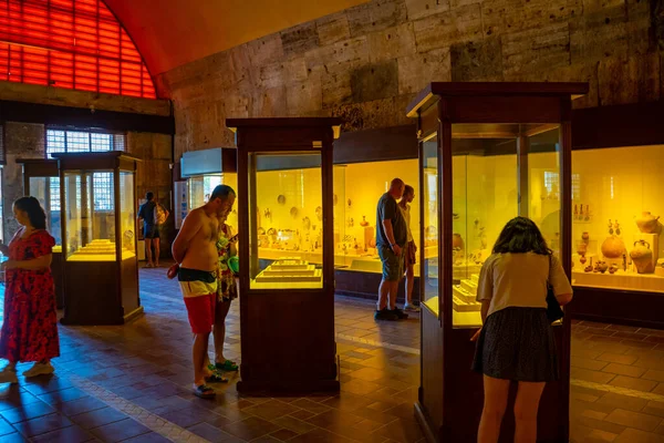 stock image Denizli, Turkey - September 14: Tourists visit Hierapolis Museum of Archeology in Pamukkale, Turkey. High quality photo