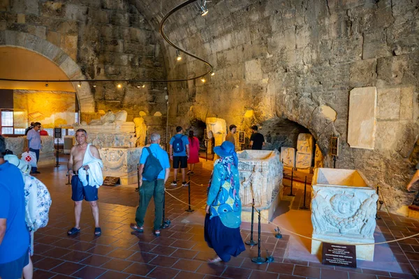 Denizli, Türkiye - 14 Eylül: Turistler Pamukkale, Türkiye 'deki Hierapolis Arkeoloji Müzesini ziyaret ettiler. Yüksek kalite fotoğraf