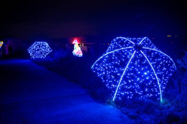 Prag, Çek Cumhuriyeti - 9 Kasım 2022: İnsanlar Çek Cumhuriyeti 'nin Prag kentinde Alice ile birlikte Lumina Park' ta yürüyorlar. Yüksek kalite fotoğraf
