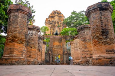 Nha Trang, Vietnam - 26 Ağustos 2022: Po Nagar Nha Trang, Vietnam 'da bulunan bir Cham tapınağı kulesidir. Yüksek kalite fotoğraf