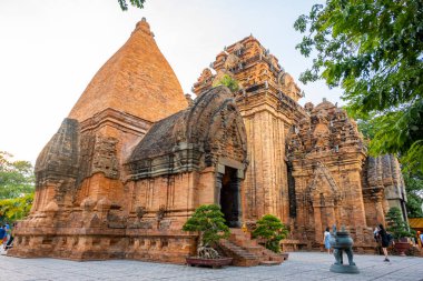 Nha Trang, Vietnam - 26 Ağustos 2022: Po Nagar Nha Trang, Vietnam 'da bulunan bir Cham tapınağı kulesidir. Yüksek kalite fotoğraf