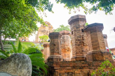 Nha Trang, Vietnam - 26 Ağustos 2022: Po Nagar Nha Trang, Vietnam 'da bulunan bir Cham tapınağı kulesidir. Yüksek kalite fotoğraf