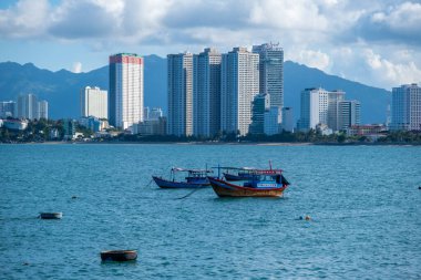 Nha Trang, Vietnam - 26 Ağustos 2022: Güney Çin 'deki Nha Trang Vietnam denizinde birçok balıkçı teknesi. Yüksek kalite fotoğraf