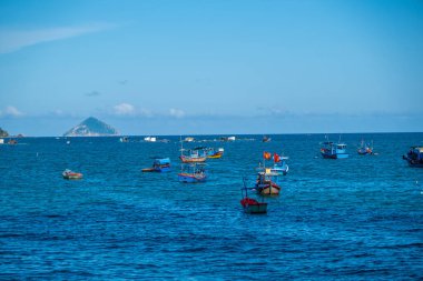 Nha Trang, Vietnam - 26 Ağustos 2022: Güney Çin 'deki Nha Trang Vietnam denizinde birçok balıkçı teknesi. Yüksek kalite fotoğraf