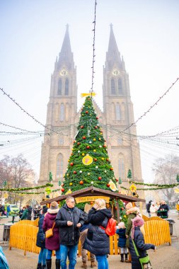 Prag, Çek Cumhuriyeti - 28 Kasım 2022: Çek Cumhuriyeti 'nin Prag kentindeki Saint Ludmila Kilisesi yakınlarındaki Namesti Miru veya Barış Meydanı' nda geleneksel Noel Pazarı. Yüksek kalite fotoğraf