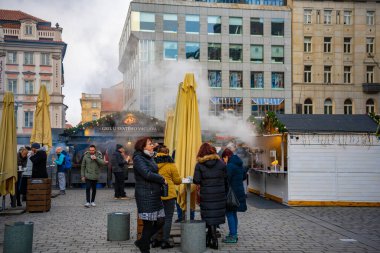 Prag, Çek Cumhuriyeti - 28 Kasım 2022: Çek Cumhuriyeti 'nin Prag kentindeki Vaclavske namesti veya Wenceslas Meydanı' nda geleneksel Noel Pazarı. Yüksek kalite fotoğraf