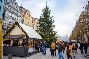 Prag, Çek Cumhuriyeti - 28 Kasım 2022: Çek Cumhuriyeti 'nin Prag kentindeki Vaclavske namesti veya Wenceslas Meydanı' nda geleneksel Noel Pazarı. Yüksek kalite fotoğraf