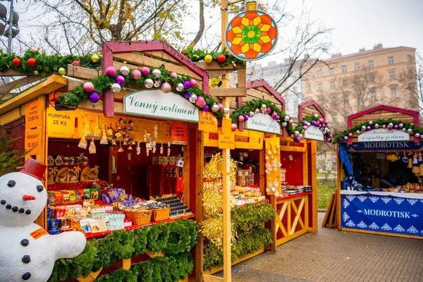 捷克共和国布拉格 2022年11月28日 位于捷克共和国布拉格圣路德米拉教堂附近的Namesti Miru传统圣诞市场 高质量的照片 — 图库照片