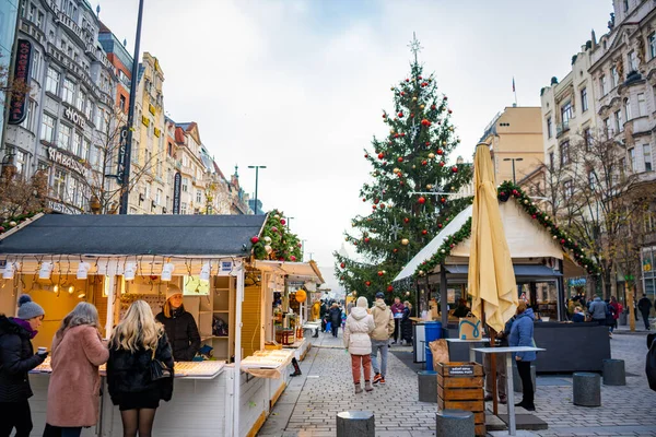 Prag, Çek Cumhuriyeti - 28 Kasım 2022: Çek Cumhuriyeti 'nin Prag kentindeki Vaclavske namesti veya Wenceslas Meydanı' nda geleneksel Noel Pazarı. Yüksek kalite fotoğraf