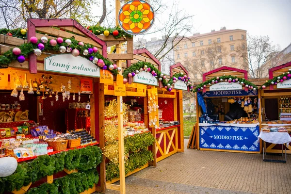 Prag, Çek Cumhuriyeti - 28 Kasım 2022: Çek Cumhuriyeti 'nin Prag kentindeki Saint Ludmila Kilisesi yakınlarındaki Namesti Miru veya Barış Meydanı' nda geleneksel Noel Pazarı. Yüksek kalite fotoğraf
