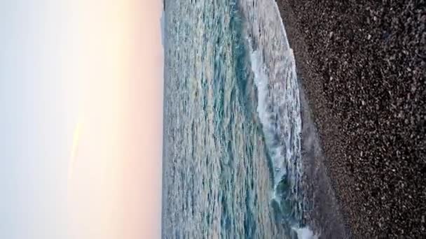 Akşam Vakti Güneş Batarken Taşlı Plaj Deniz Dalgaları Türkiye Yüksek — Stok video