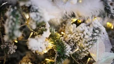 Güzel yapay Noel ağacını oyuncaklarla ve önceden ışıklandırılmış çoklu ışıklandırmayla kapatın. Xmas dekorasyon malzemeleri evde. Yüksek kalite 4k görüntü