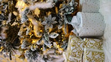 Odadaki köknar ağacının yanında yerde duran güzel Noel hediye kutuları. Yüksek kalite 4k görüntü