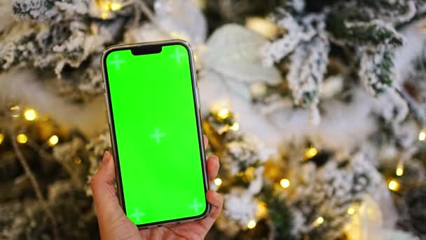 Close Kobiet Używać Smartfona Niewyraźne Zdjęcia Kolorowymi Kulkami Zielonym Tle — Wideo stockowe