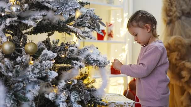 Sehr Schöne Charmante Kleine Blondine Pyjama Der Nähe Von Weihnachtsbäumen — Stockvideo