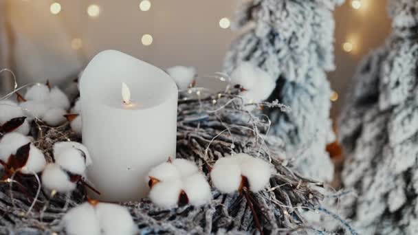 Χριστουγεννιάτικα Λευκά Κεριά Και Φώτα Τεχνητή Απομίμηση Του Κεριού Υψηλής — Αρχείο Βίντεο