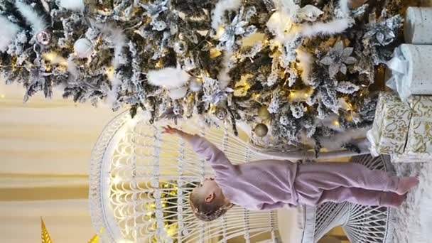 Muito Agradável Encantadora Menina Loira Pijama Perto Árvores Natal Interior — Vídeo de Stock