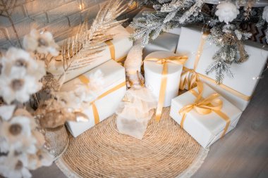 Odadaki köknar ağacının yanında yerde duran güzel Noel hediye kutuları. Yüksek kalite fotoğraf