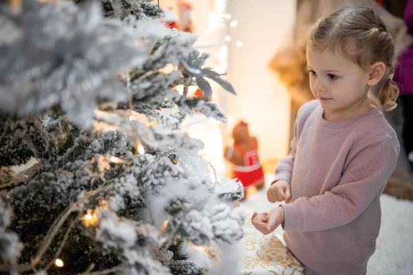 Muito Agradável Encantadora Menina Loira Pijama Perto Árvores Natal Interior — Fotografia de Stock