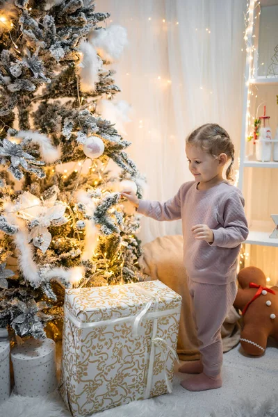 Muito Agradável Encantadora Menina Loira Pijama Perto Árvores Natal Interior — Fotografia de Stock