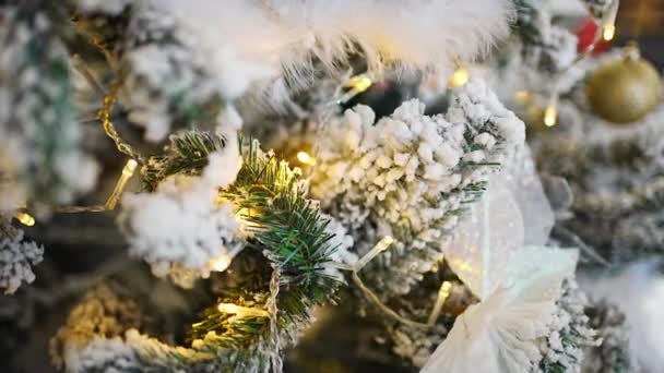 Vista Perto Bela Árvore Natal Artificial Com Brinquedos Multi Luzes — Vídeo de Stock