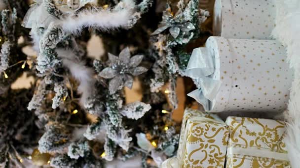 Schöne Weihnachtsgeschenkboxen Auf Dem Boden Der Nähe Von Tannenbaum Zimmer — Stockvideo