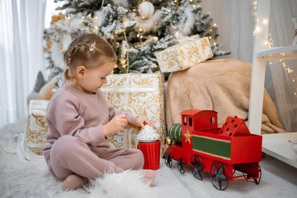 Petite Fille Pyjama Jouant Avec Train Rétro Rouge Sous Sapin — Photo